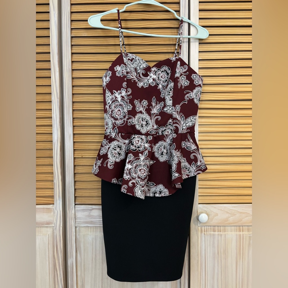 Vestido burgundy floral peplum en la cintura ideal para cualquier ocasión